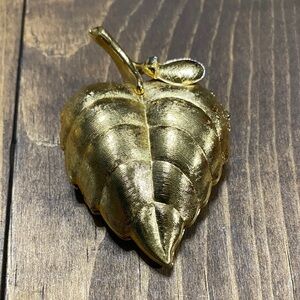 Vintage AVON Gold-Tone Leaf Locket Brooch / Pin – Opens!